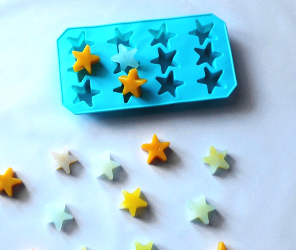 Новогодняя гирлянда с помощью горячего клея - фото 3