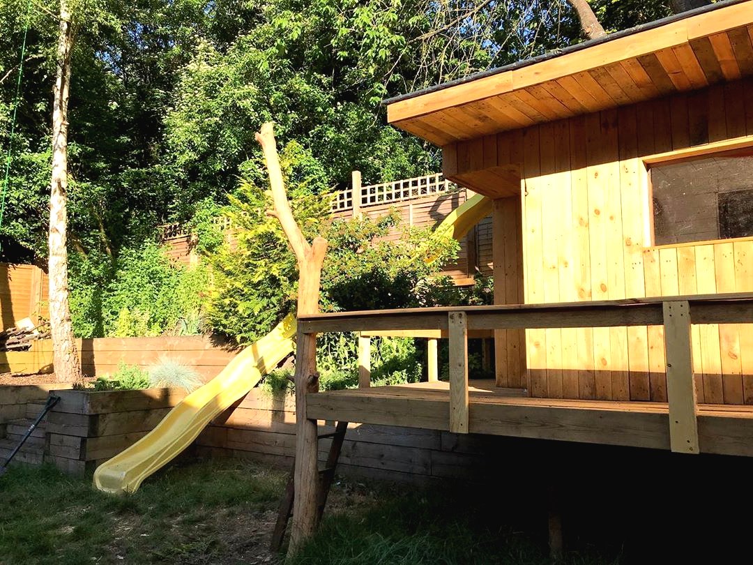 Необычный детский домик на дереве с горкой - фото 23