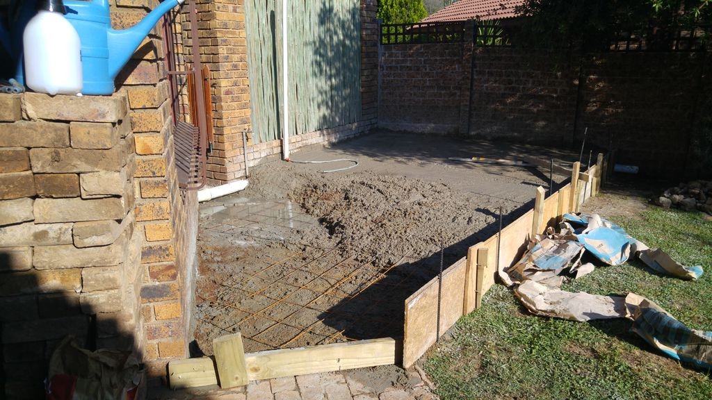 Интересная  летняя кухня под беседкой из перголы - фото 9