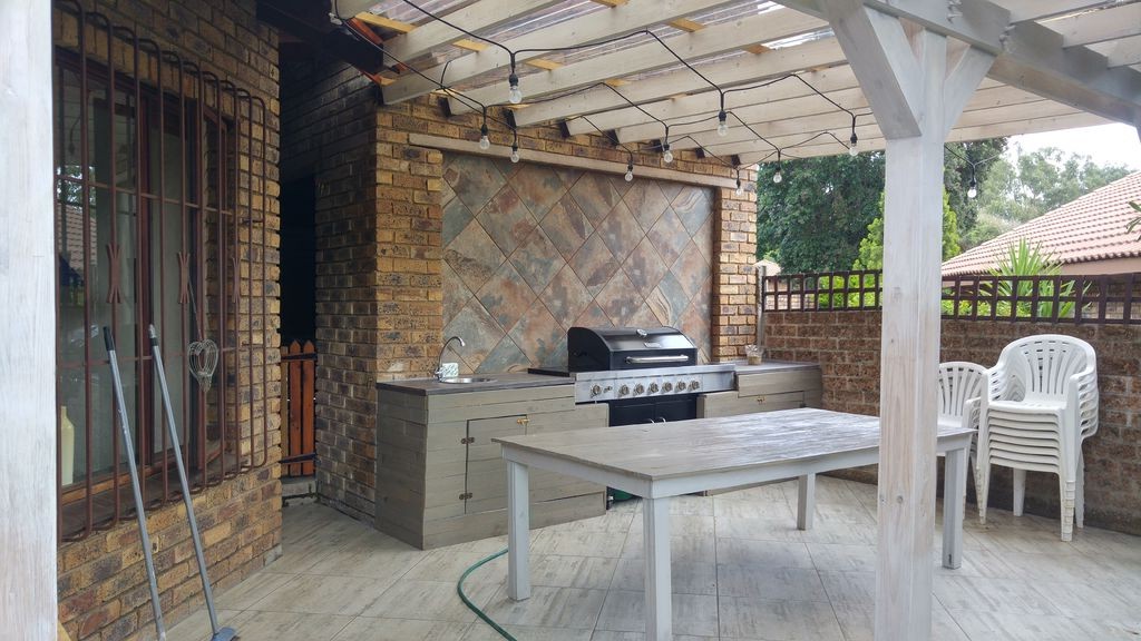 Интересная  летняя кухня под беседкой из перголы - фото 36