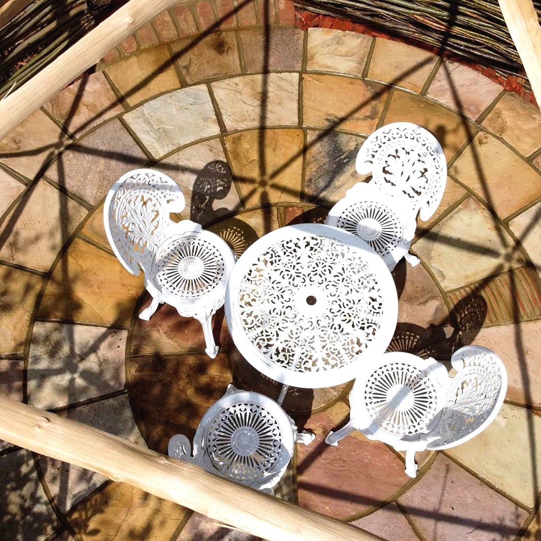 Необычное патио своими руками на даче - фото 12