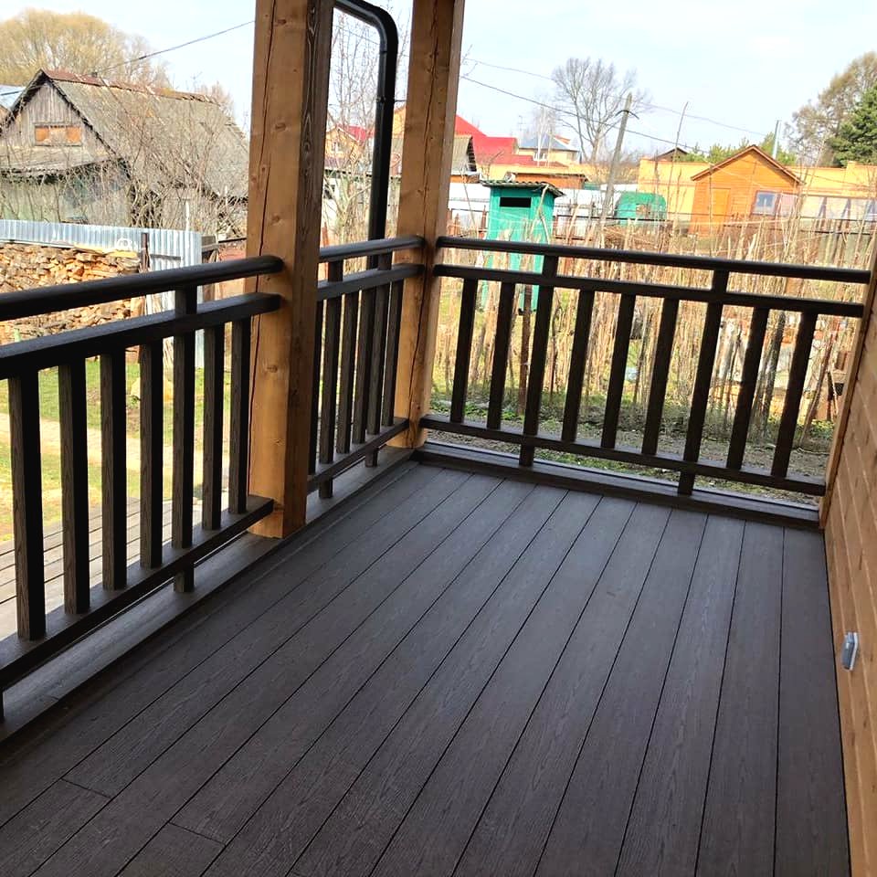 Красивая веранда из дерева - фото 2