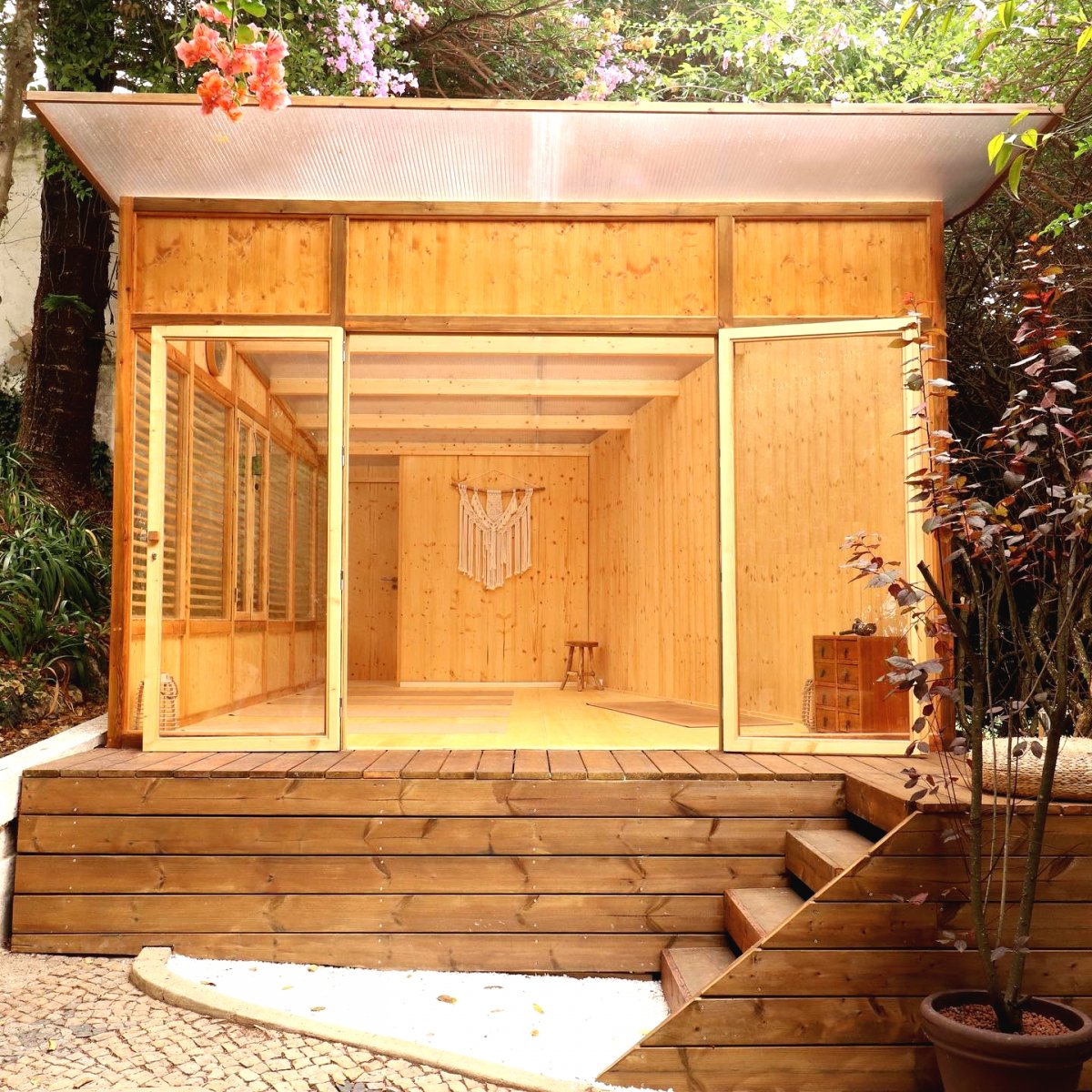 Интересный вариант закрытой беседки - фото 6