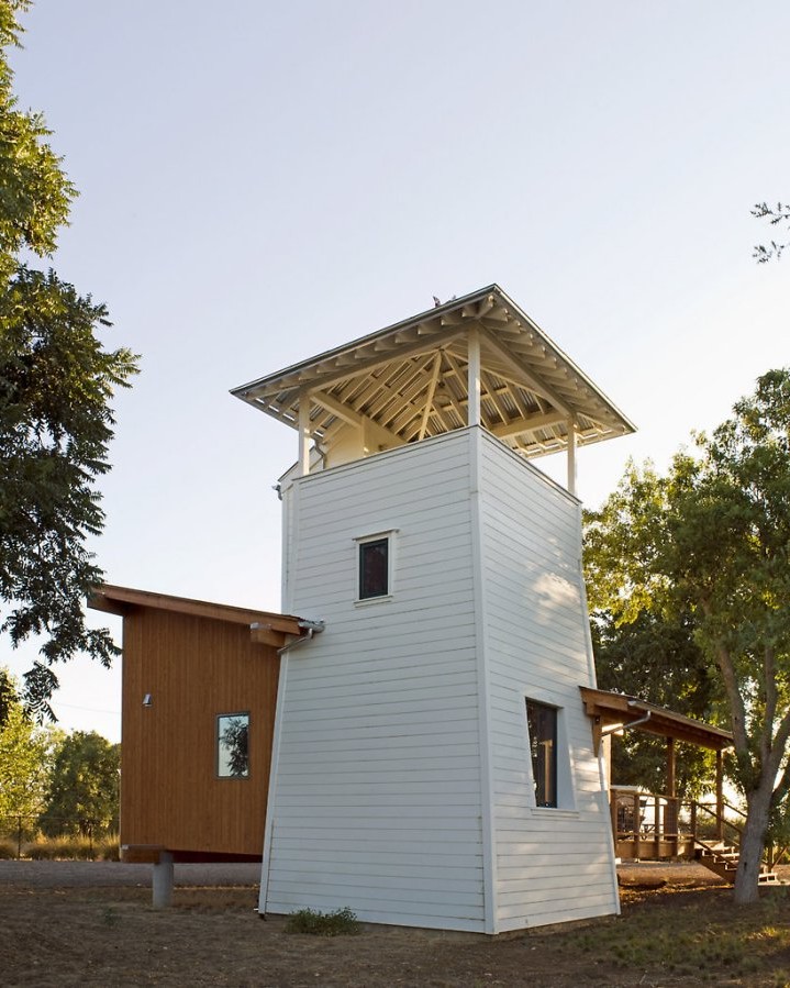 Необычный дом с башней - фото 2