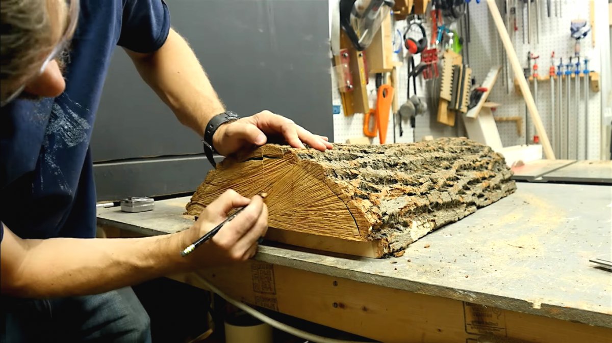 Как сделать скамью из бревна с местом для хранения - фото 16