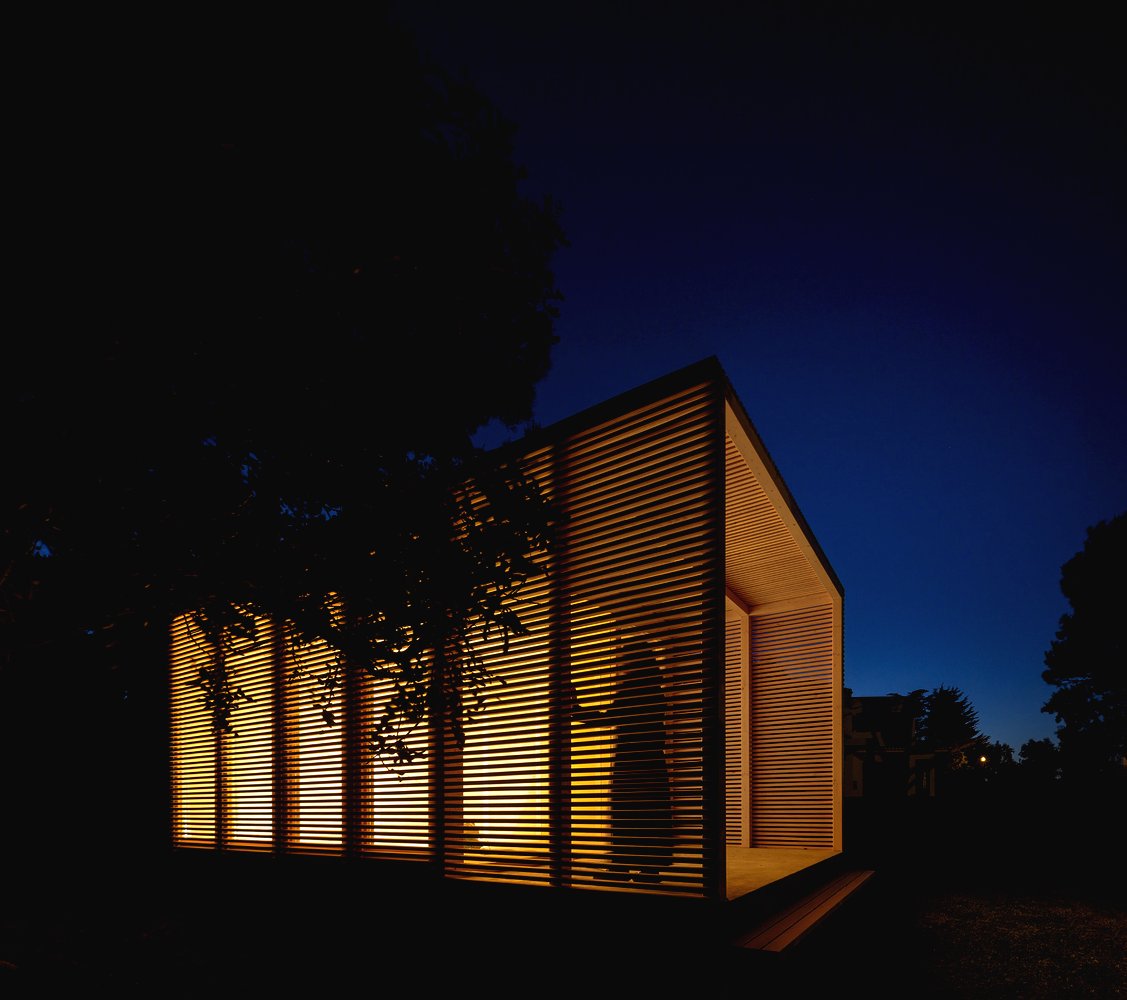 Необычная закрытая беседка с террасой из дерева - фото 17