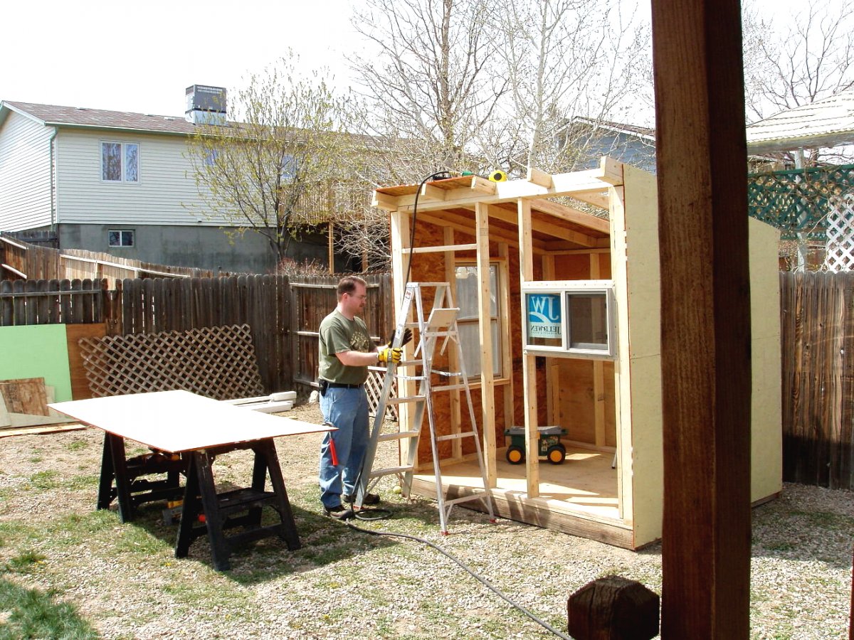 Небольшой садовый домик из поддонов - фото 5