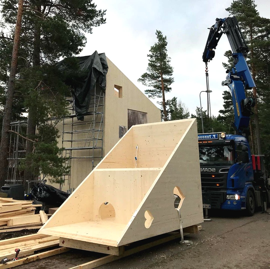 Необычный детский домик из дерева - фото 5