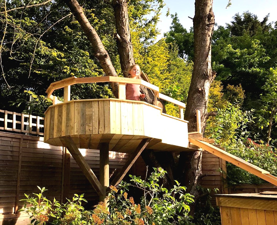 Необычный детский домик на дереве с горкой - фото 19