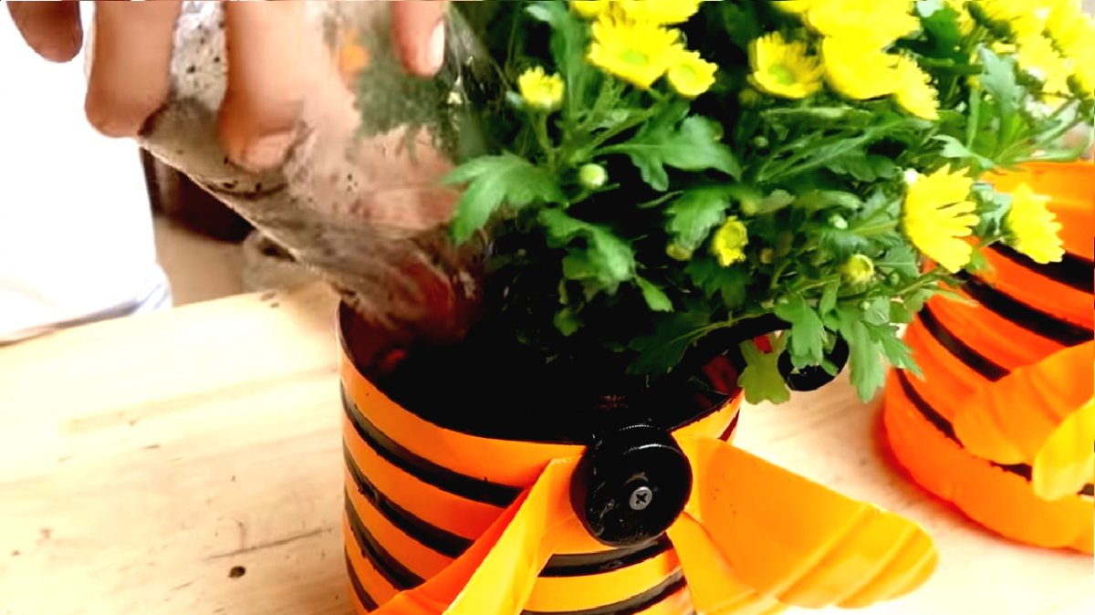 Необычный цветочный горшок из пластиковой бутылки - фото 19