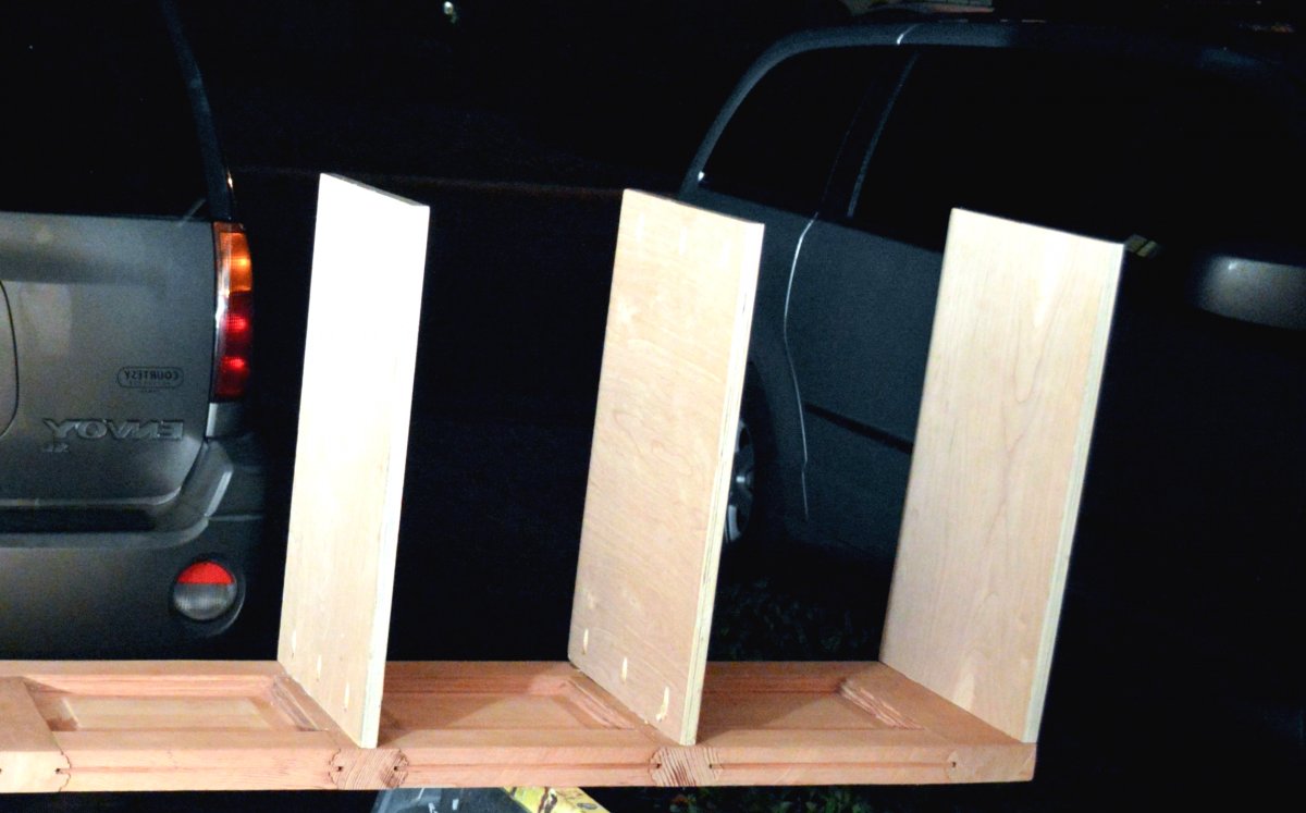 Интересный шкаф из двери - фото 4