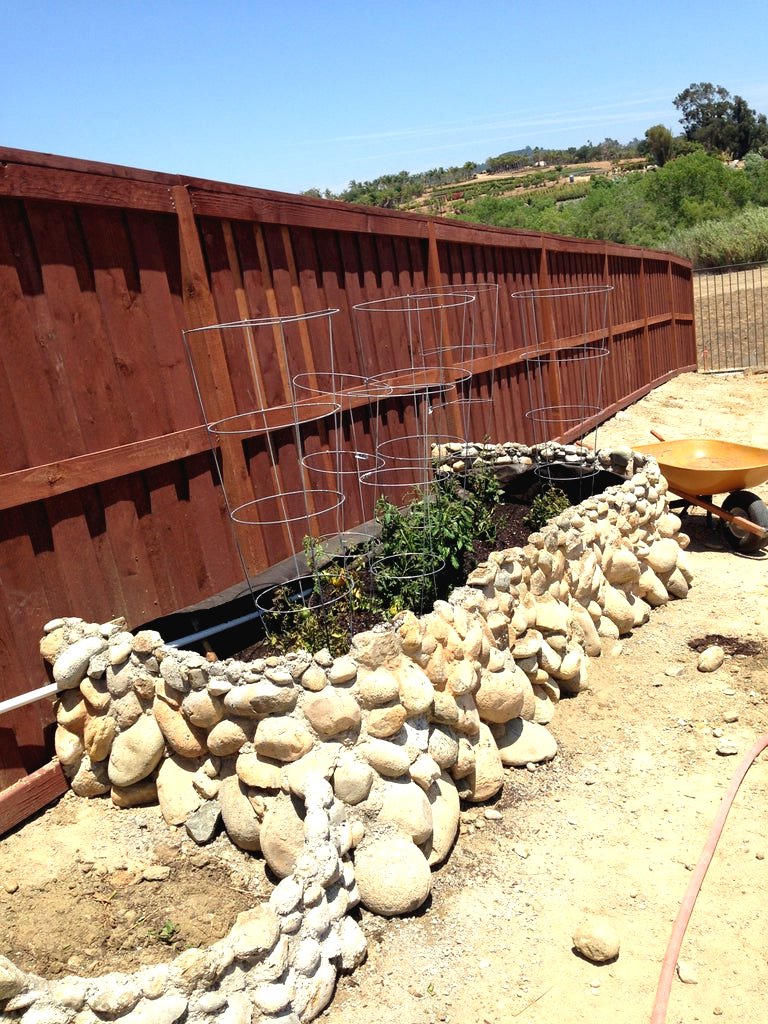 Простая клумба из камней - фото 5