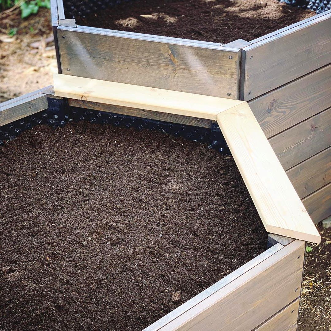 Высокая грядка из дерева - фото 19