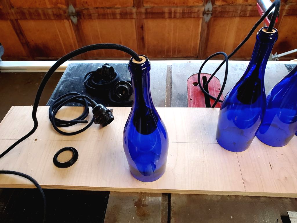 Лампа из винных бутылок - фото 12