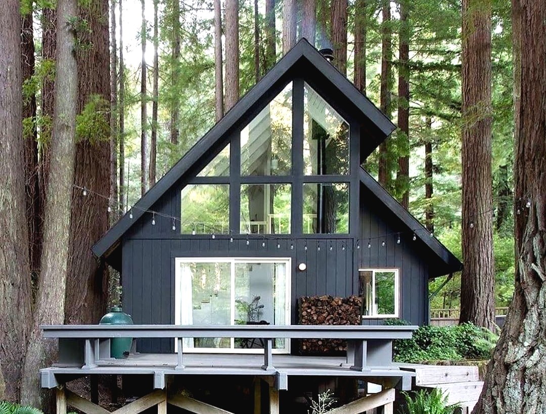 Необычный домик в лесу - фото