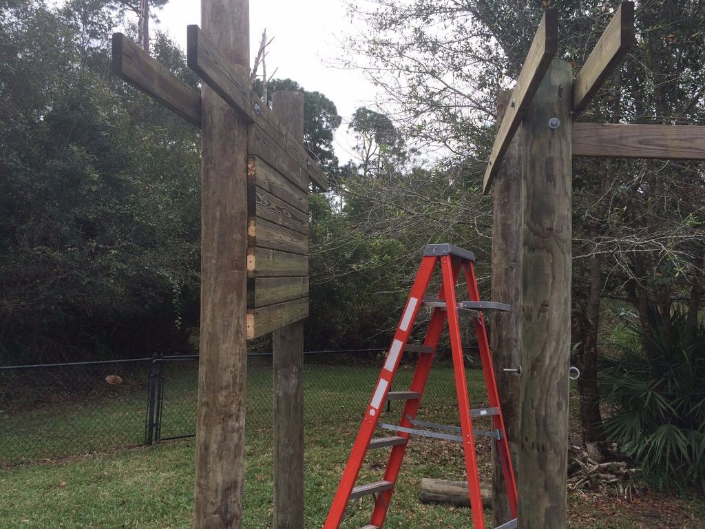 Детский дом на столбах со стеной для скалолазания - фото 6