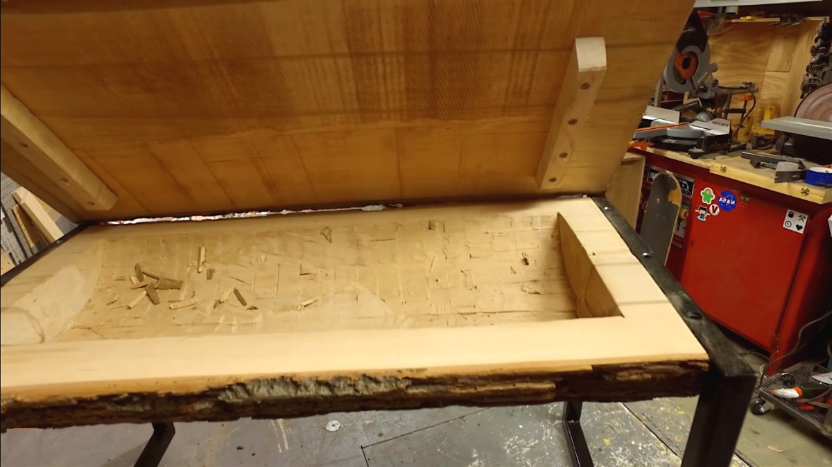 Как сделать скамью из бревна с местом для хранения - фото 28