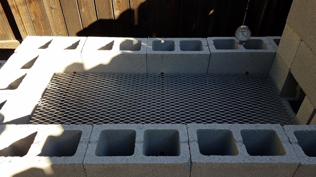 Оригинальная коптильня из шлакоблоков - фото 17