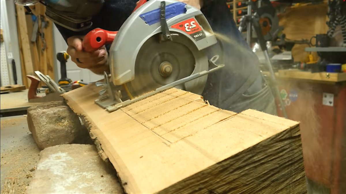 Как сделать скамью из бревна с местом для хранения - фото 11