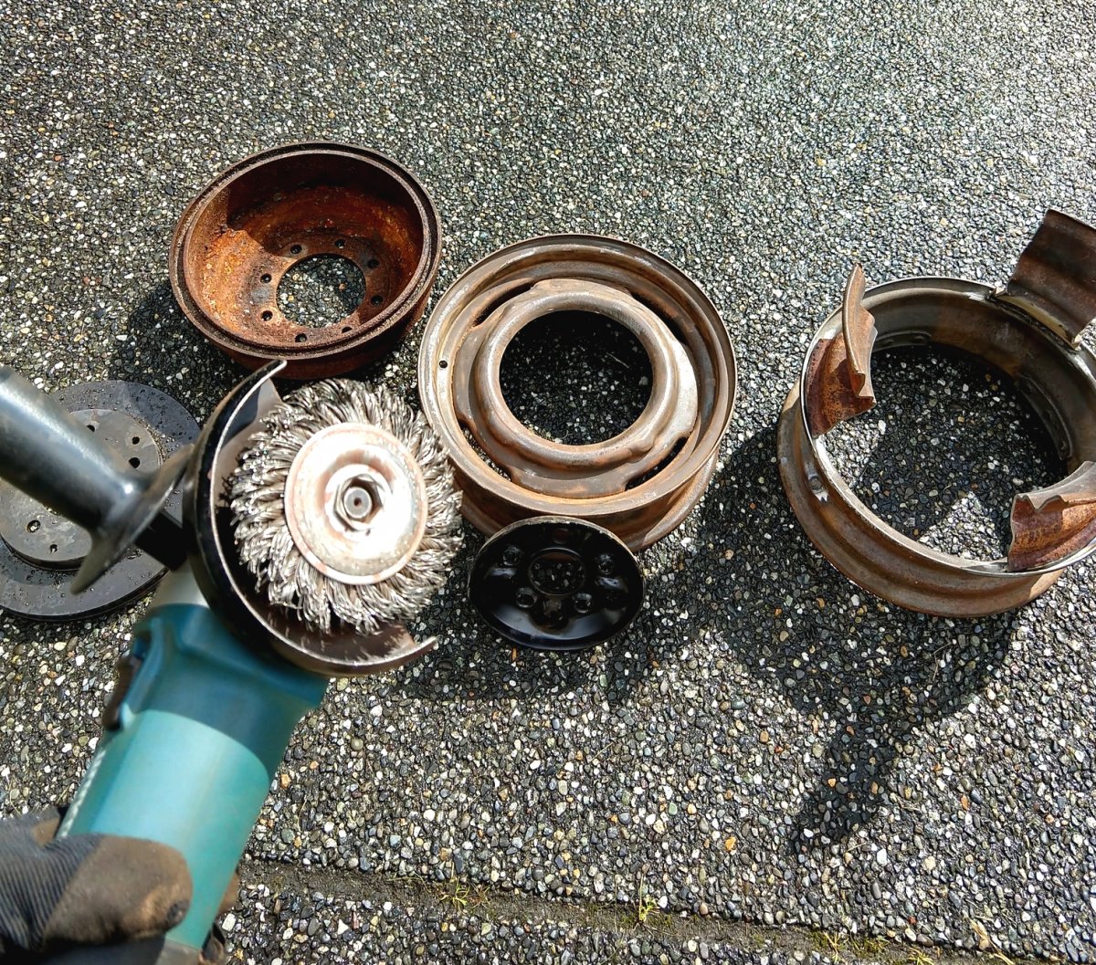 Как из старых автомобильных дисков собрать уличный очаг - фото 24