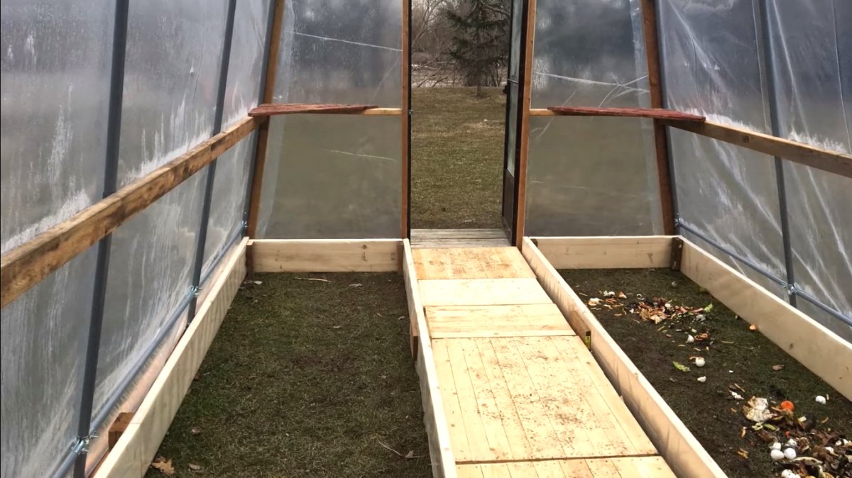 Недорогая полиэтиленовая теплица - фото 5