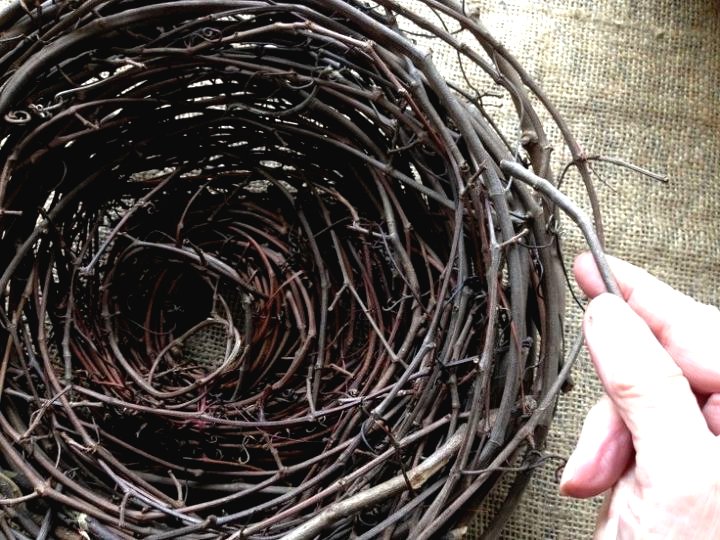 Оригинальная клумба из лозы - фото 4