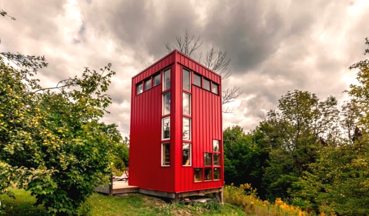 Крошечный дом ярко-красного цвета 3х3 метра - фото