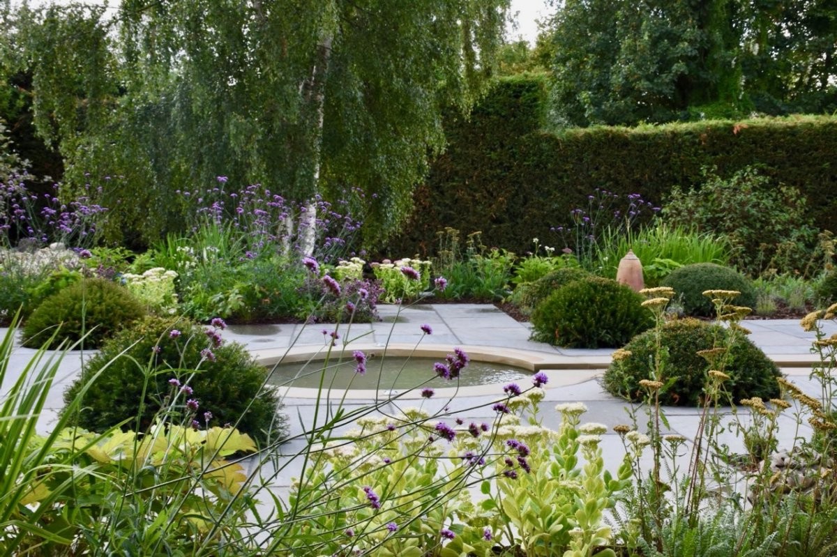 Терраса из камня с прудом - фото 7