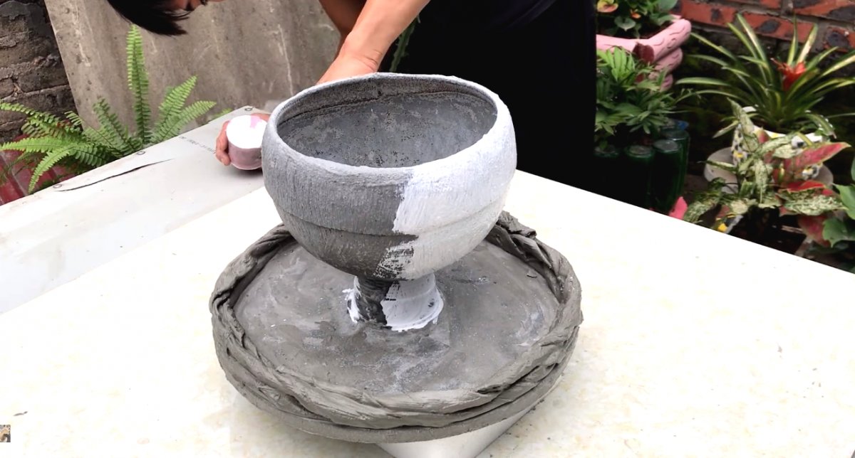 Цветочный горшок из цемента и старой шапки - фото 19
