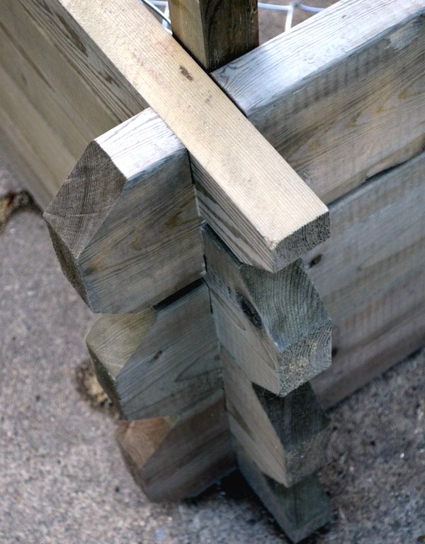 Высокая грядка из старых окон - фото 2