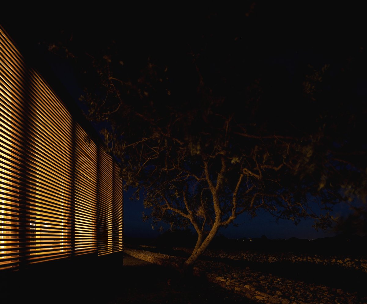 Необычная закрытая беседка с террасой из дерева - фото 4