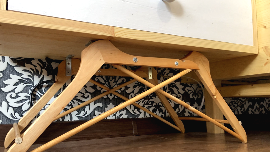 Тумбочка из вешалок своими руками - фото 5