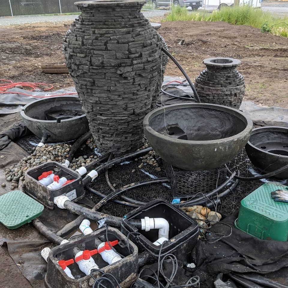 Оригинальный фонтан из каменных ваз - фото 3