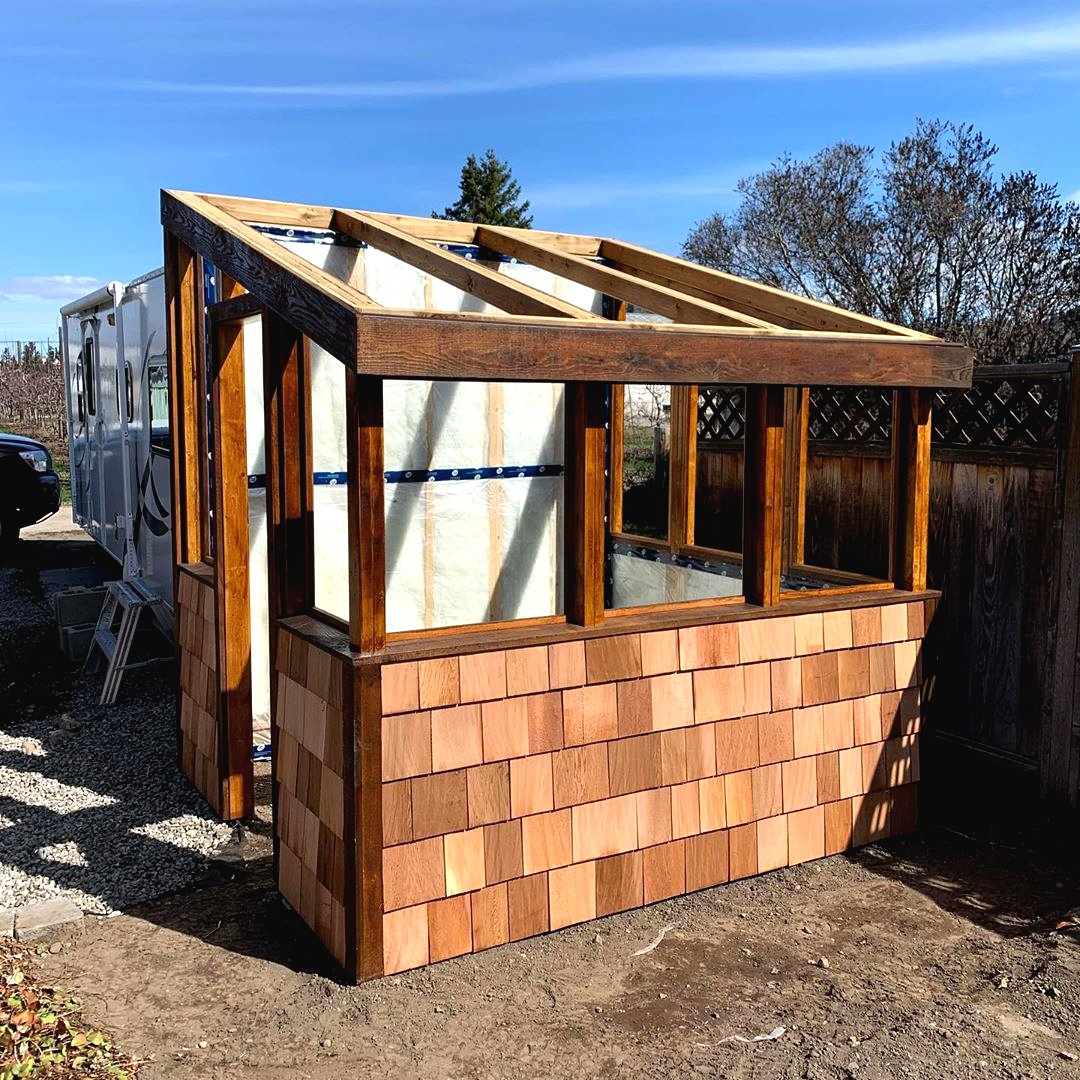 Как собрать небольшой парник из дерева - фото 8