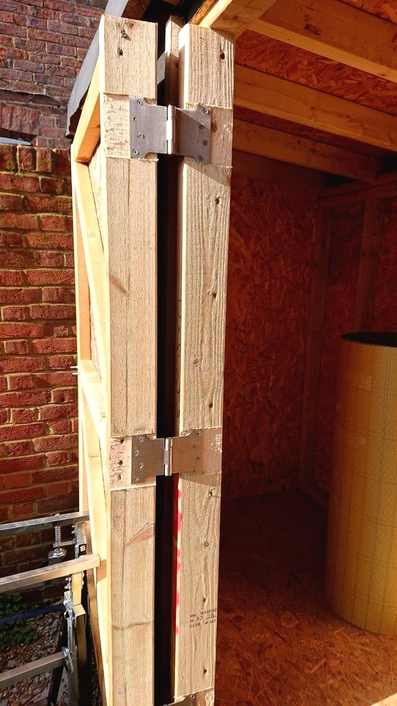 Современный сарай из дерева - фото 15