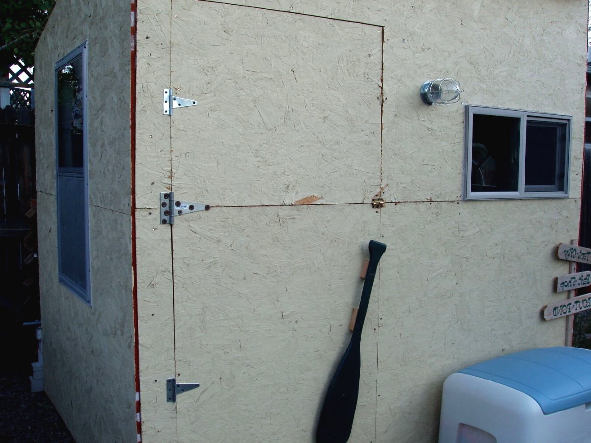 Небольшой садовый домик из поддонов - фото 7