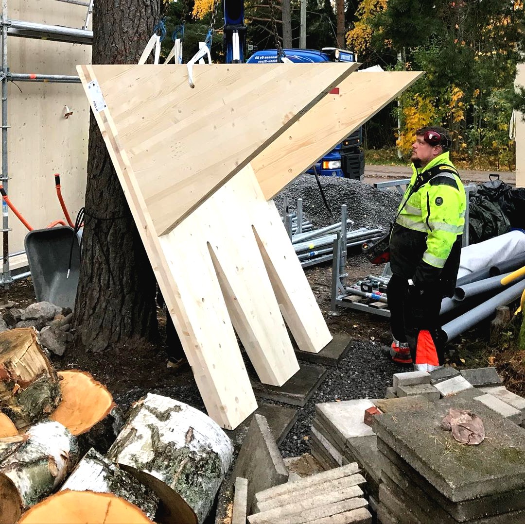 Необычный детский домик из дерева - фото 7