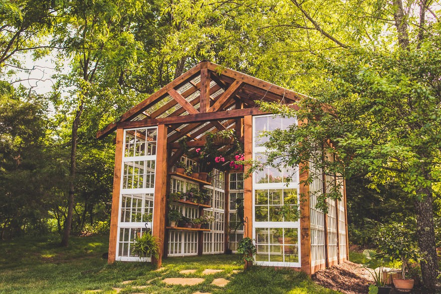 Удивительная оранжерея из старых окон - фото 28