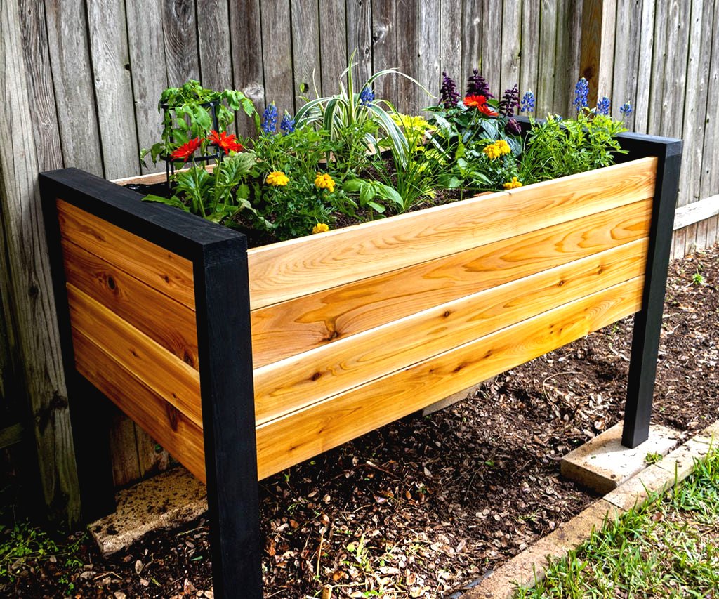 Интересная клумба из дерева - фото 12