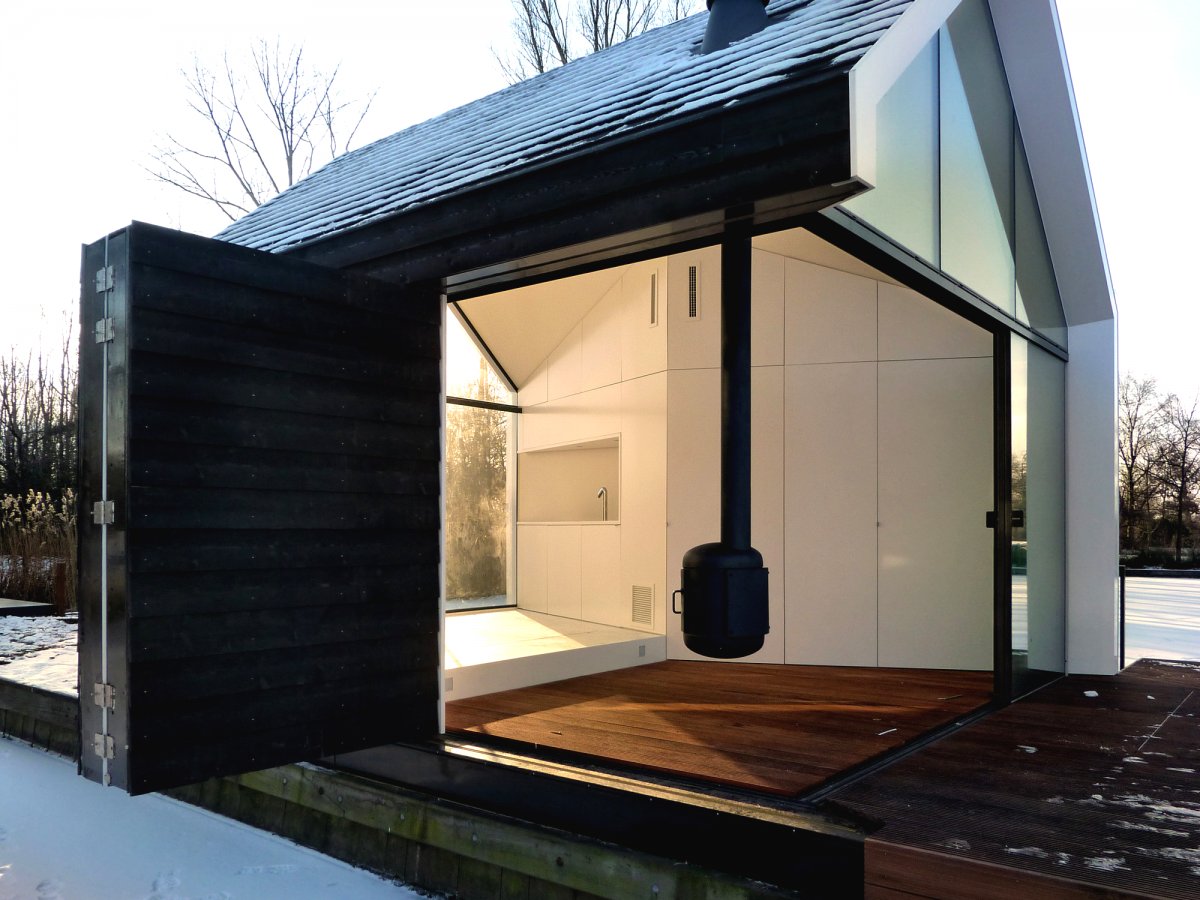 Деревянный дом на берегу реки или озера - фото 7