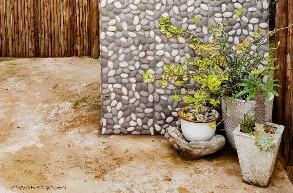 Как облицовать стену патио за один день плитками из гальки - фото 2