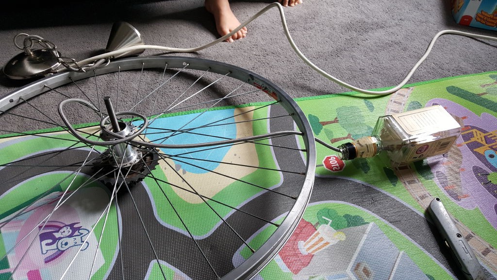 Люстра из велосипедного колеса и бутылок - фото 11