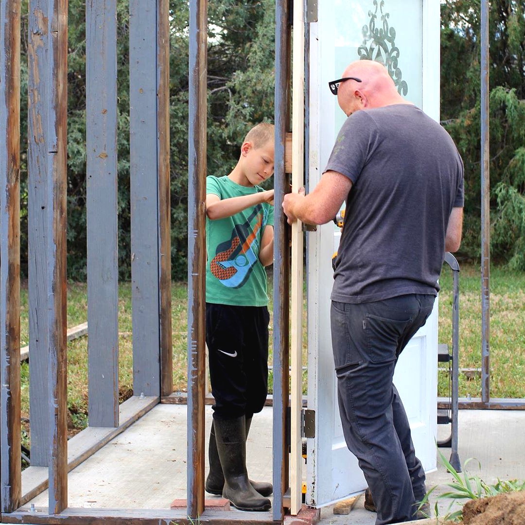 Оригинальная оранжерея из старых стекол - фото 6