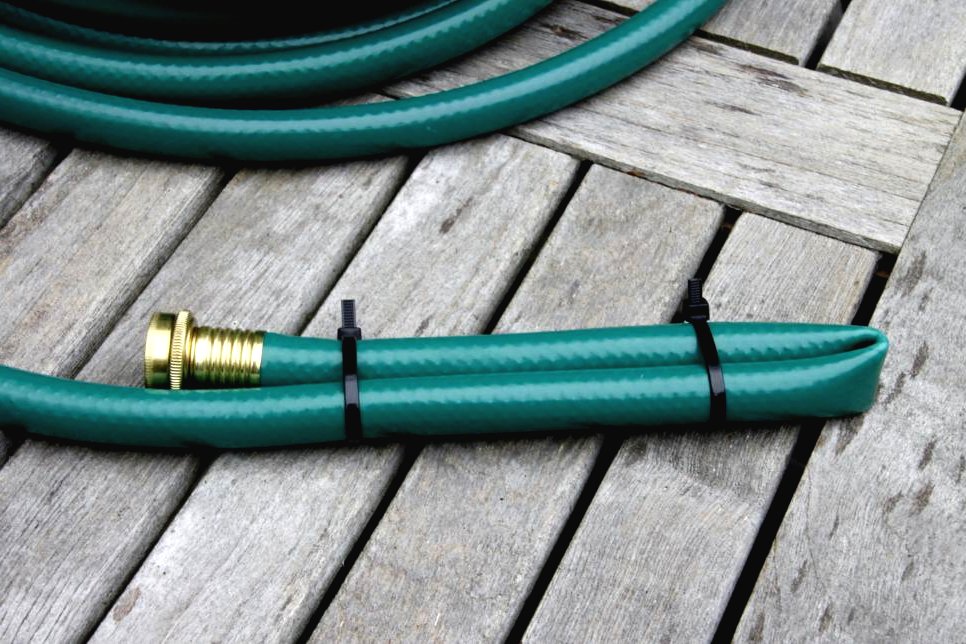 Корзина из старых шлангов - фото 3