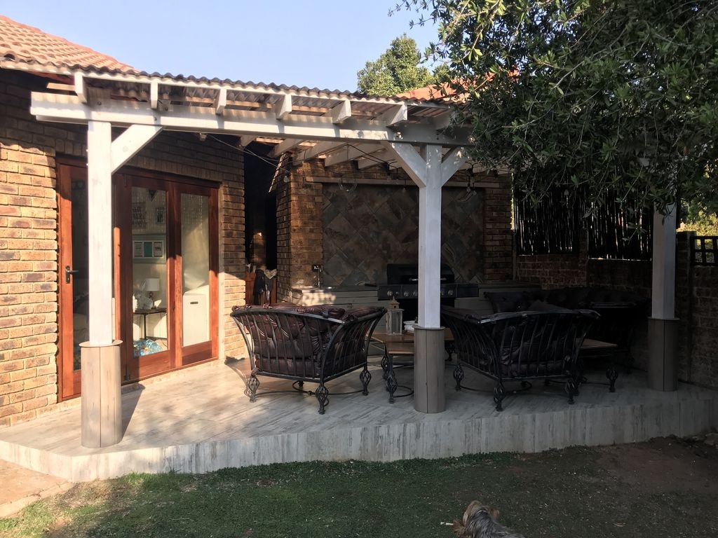 Интересная  летняя кухня под беседкой из перголы - фото 42