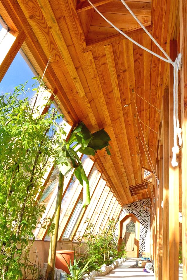 Дом из автопокрышек и стеклянных бутылок - фото 13