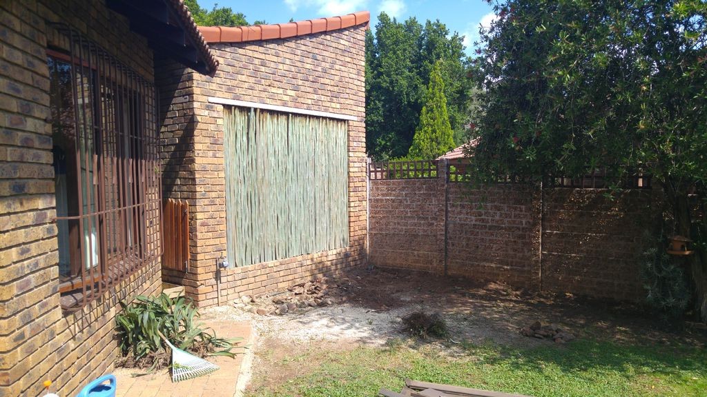 Интересная  летняя кухня под беседкой из перголы - фото 3