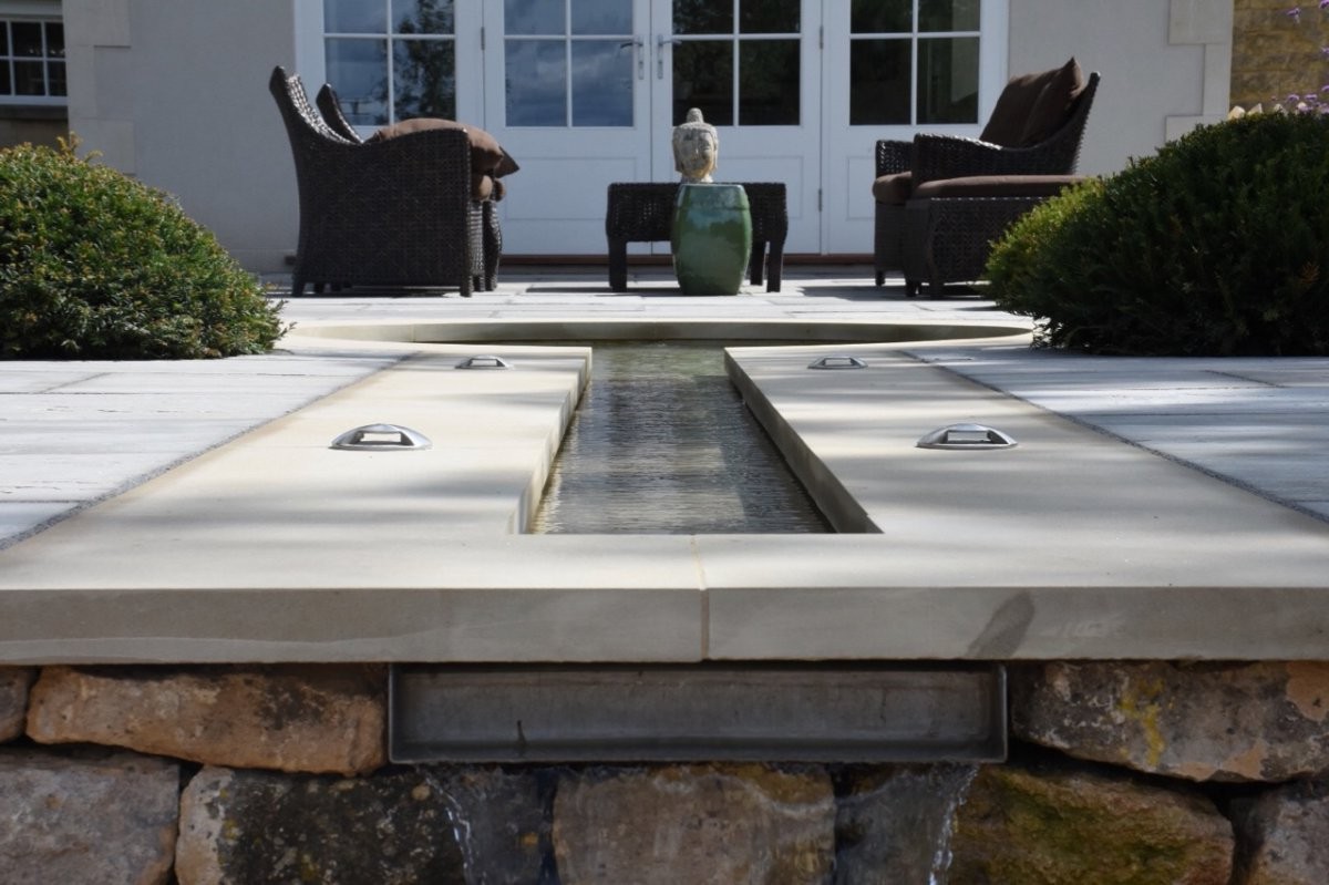 Терраса из камня с прудом - фото 2