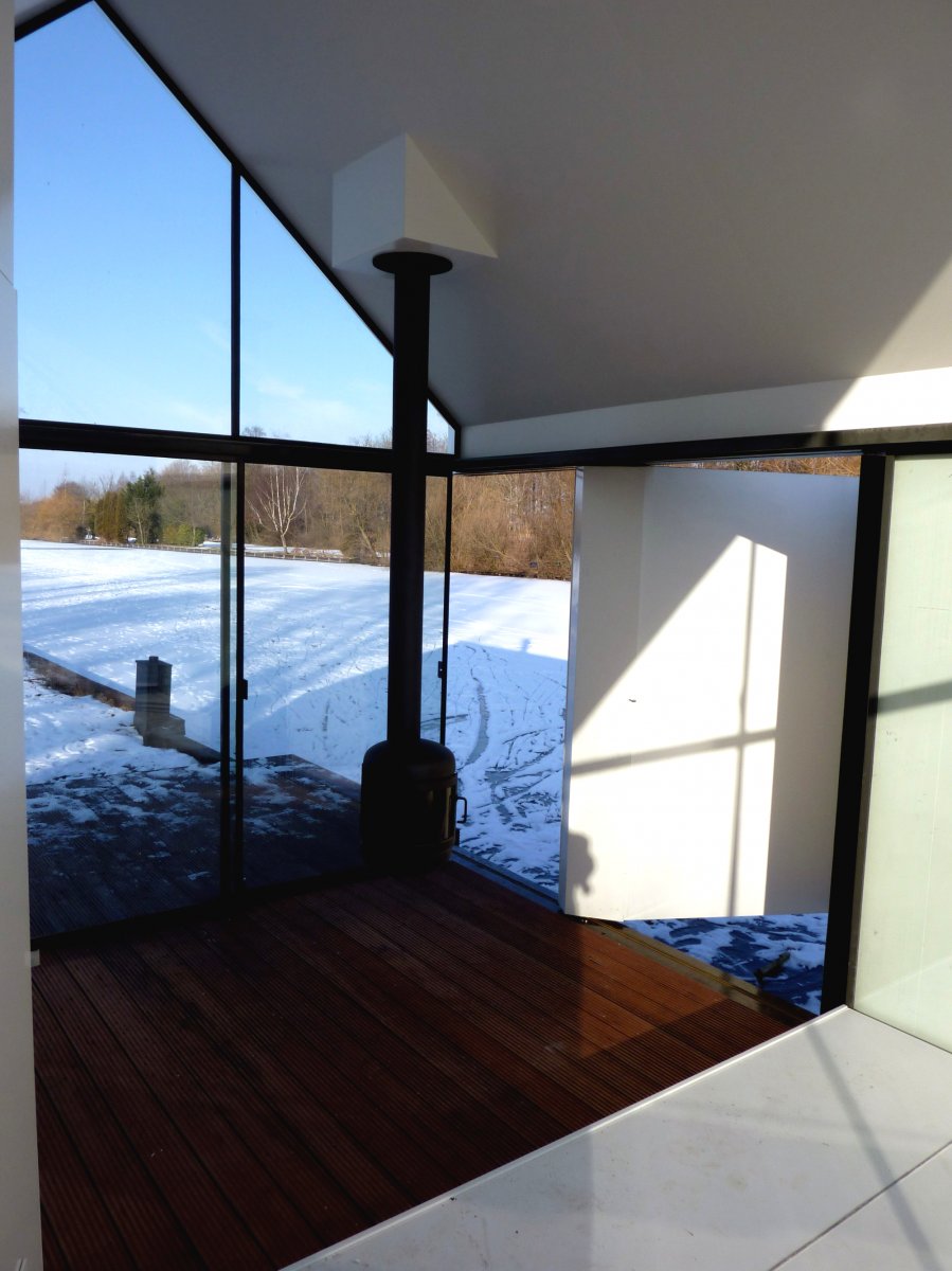 Деревянный дом на берегу реки или озера - фото 13