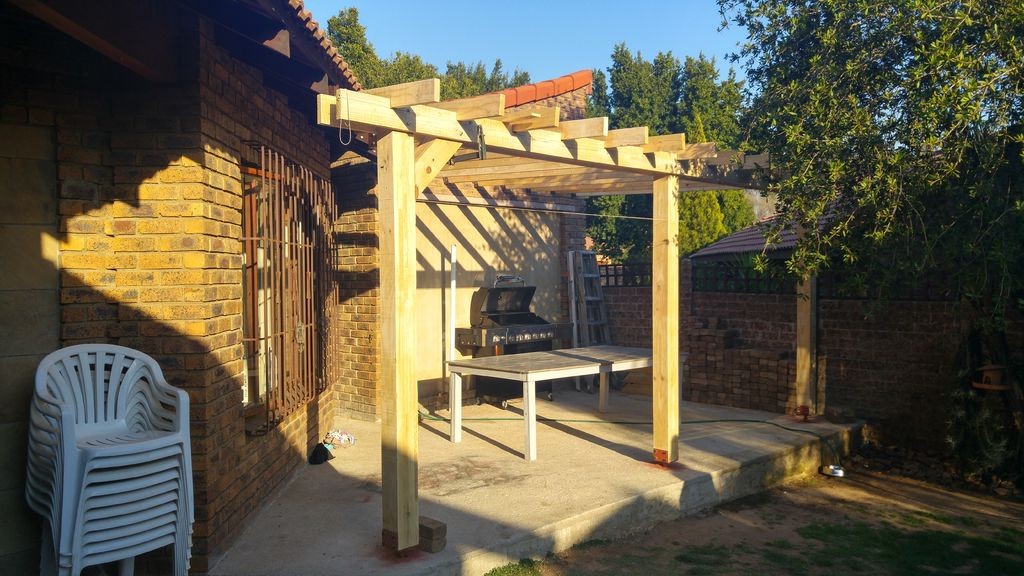 Интересная  летняя кухня под беседкой из перголы - фото 24